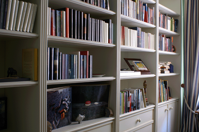 Bücherregal