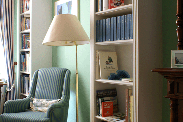 Bücherregal